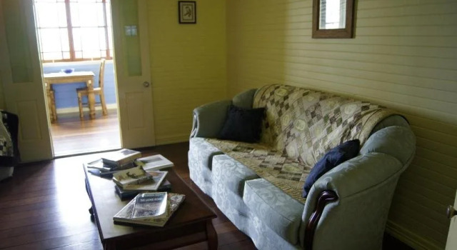 Feathers Home Stay, Prenota Hotel Running Creek 