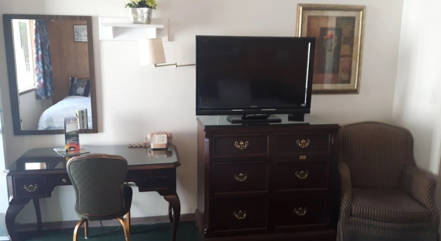Четырёхместный номер Standard Inntowne Motel