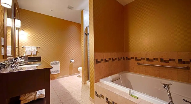 Четырёхместный люкс c 1 комнатой Best Western Sunrise Inn & Suites