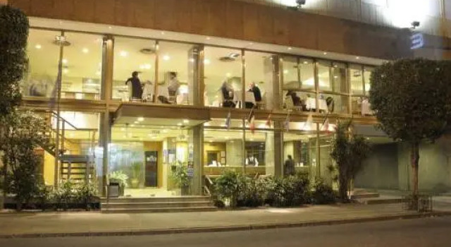Кровать в общем номере Ariston Hotel
