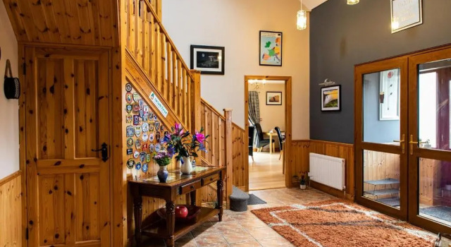 Twin Peaks B&B, Book Bed and Breakfast Hoteller i Clare med parkering, Parkering
