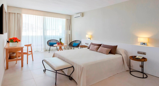 Hotel Tres Torres, Забронировать Отель Отели Санта-Эулалия-дель-Рио с бассейном, рядом с Пристань Санта-Эулалии, Бассейн