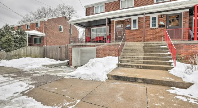 6 Mi to Dtwn: Pittsburgh Townhome w/ Porch, 预订 酒店 匹兹堡 宾夕法尼亚州