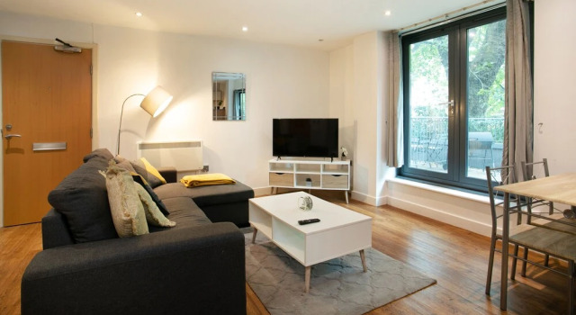 Spacious 2 Bed Parking Close To Centre