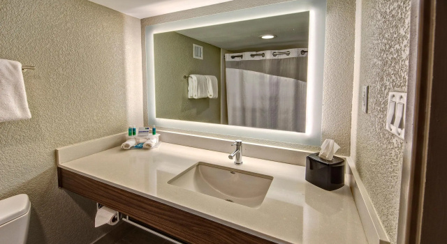 Четырёхместный номер Standard Holiday Inn Express Louisville Airport Expo Center by IHG