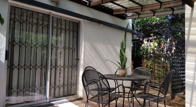 Студия Six Valk Avenue Guest House