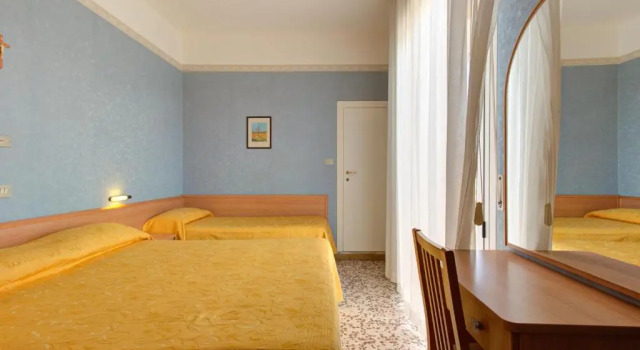 Трёхместный номер Standard с балконом Hotel Nella