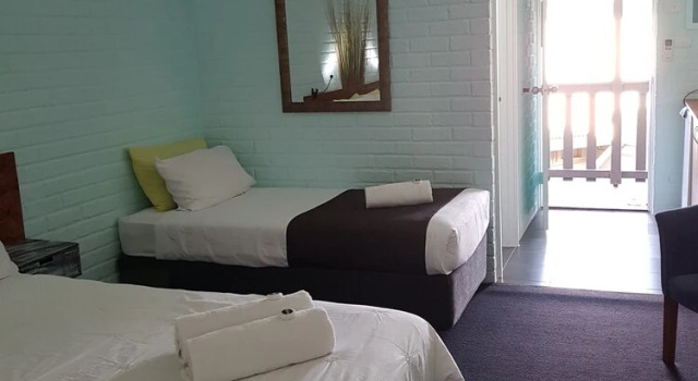 Трёхместный номер Standard Цокольный этаж с балконом Lancelin Sands Hotel