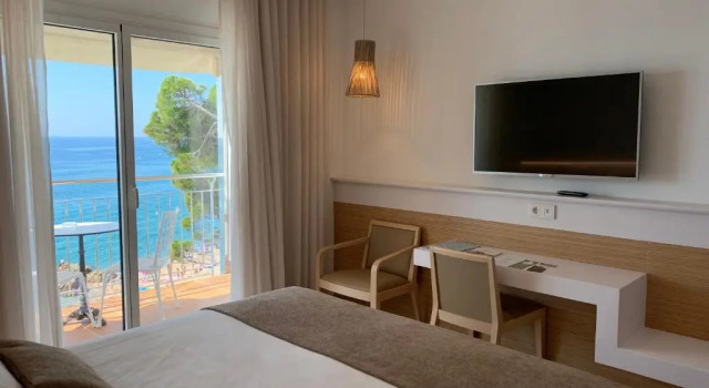 Двухместный номер Deluxe с балконом и с видом на море Hotel Costa Brava