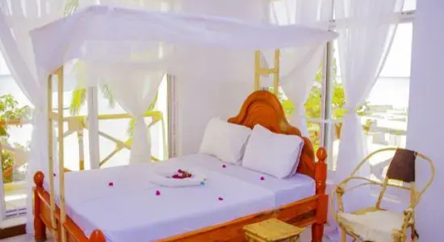 Room L: Room: s Beach Front Sea View 3Rdlat 2 Guests