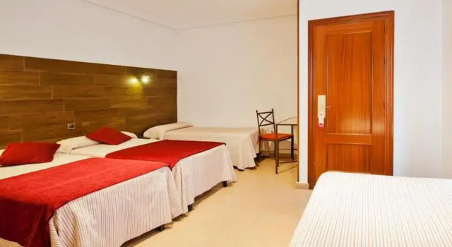 Трёхместный номер Standard с балконом Hostal Sol