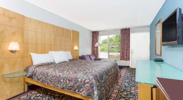 Двухместный номер Standard Days Inn by Wyndham Greensboro Airport