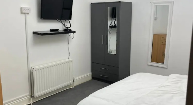 Charming 5-bed House in Mitcham