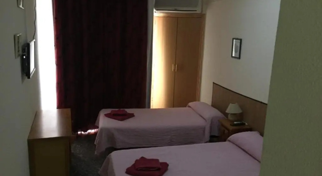 Трёхместный номер Standard Hostal LEscaleta
