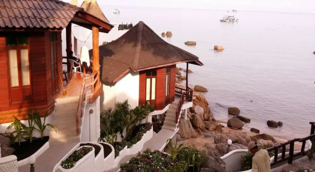Трёхместное бунгало с балконом и рядом с пляжем Clear View Resort