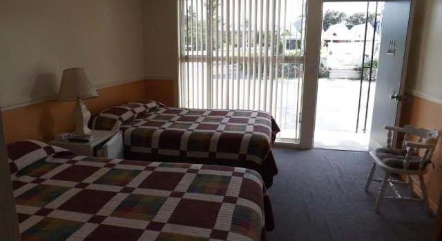 Twin Lakes Inn