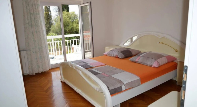 Stunning 2-bed Apartment in Okrug Gornji