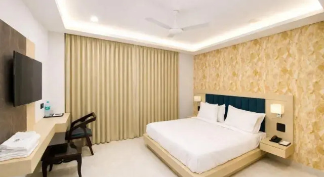 Hotel Holiday Grand Near Expo Mart