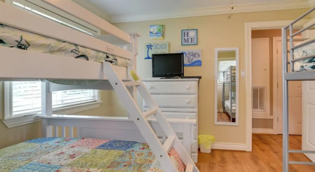 Коттедж с 2 комнатами Steps to Pirate Beach: Galveston Home w/ Deck!