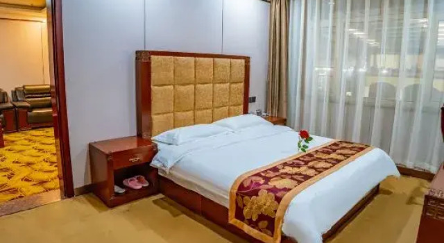 Люкс Business Huayi Select Hotel by Home Inn (Datong Yungang District Wuyue Plaza)