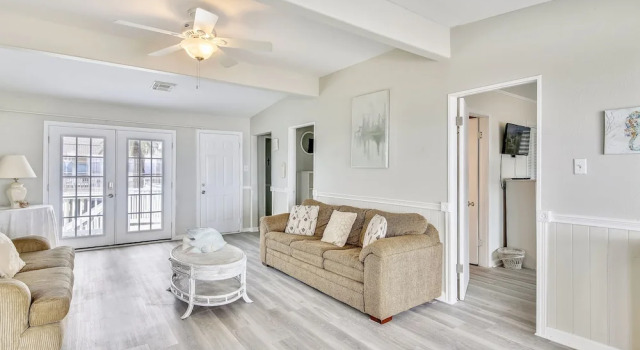 Betsy's Beachfront Cottage 3 Bedrooms 2 Bathrooms Home