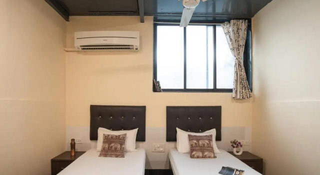 Кровать в общем номере Zostel Mumbai