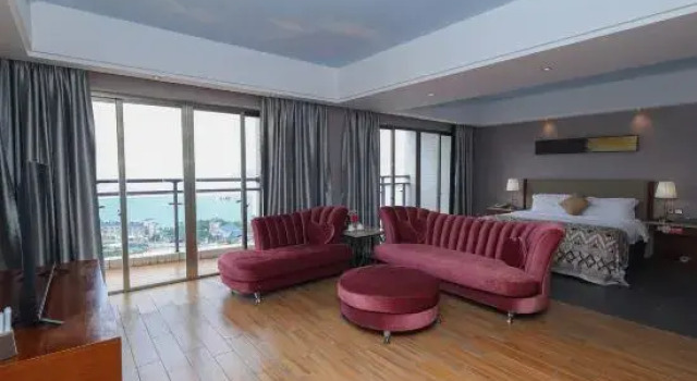 Люкс с балконом и с видом на море Galaxy Bay Hotel
