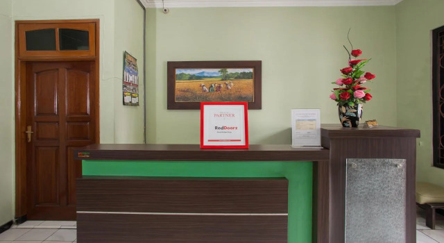 Shafira Guesthouse by Reddoorz
