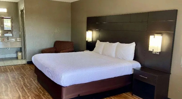 Трёхместный номер Standard Days Inn by Wyndham Tupelo