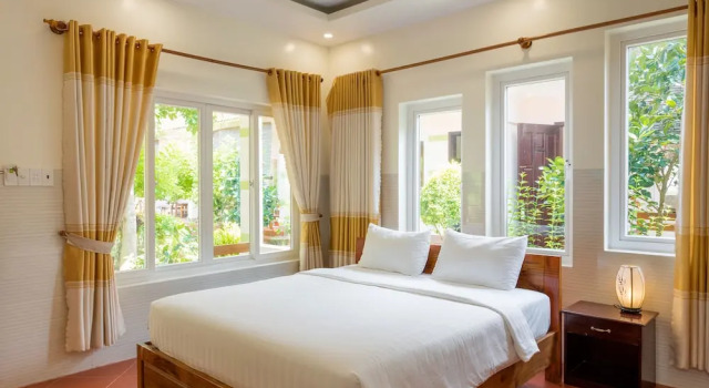 Четырёхместное бунгало с балконом и с видом на сад Trung Huynh Bungalow