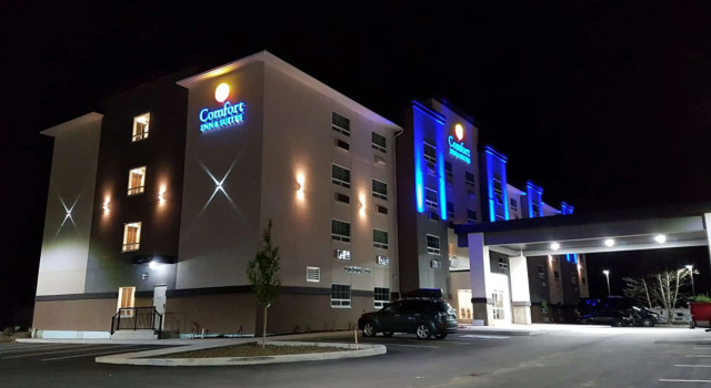 Comfort Inn & Suites, Buchen Sie Hotel Hotels in British Columbia mit Pool, Schwimmbad