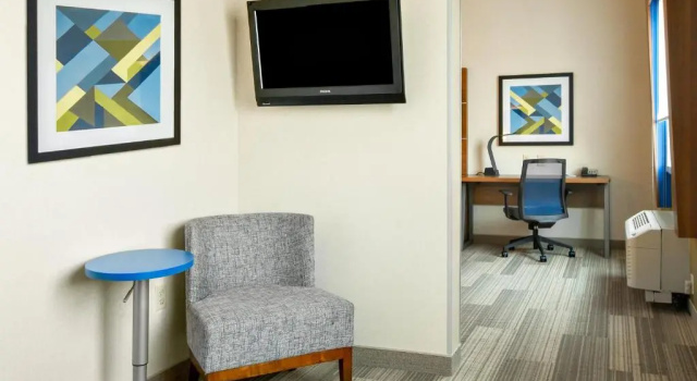 Двухместный номер Deluxe Holiday Inn Express Hotel & Suites Ontario by IHG