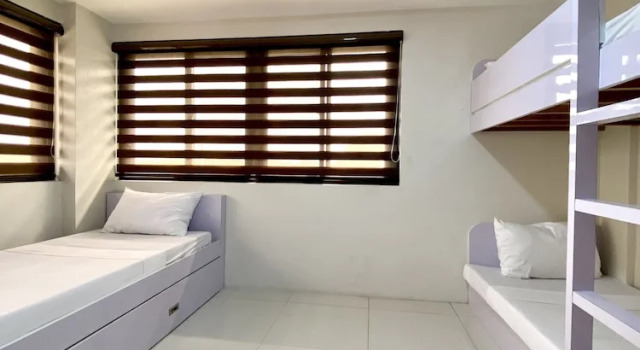 Кровать в общем номере Staycation Hotel
