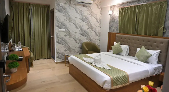 Двухместный номер Deluxe с балконом и с видом на город VISTHARA a unit of Suraksha Stay