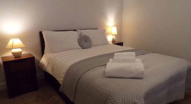 3 Bedroom Penthouse - City Centre Suites, Забронировать Апартаменты/квартира Отели Лотиан с парковкой, Парковка