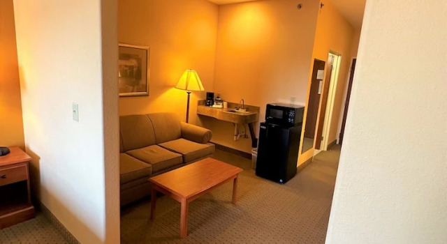 Люкс Super 8 by Wyndham Topeka at Forbes Landing