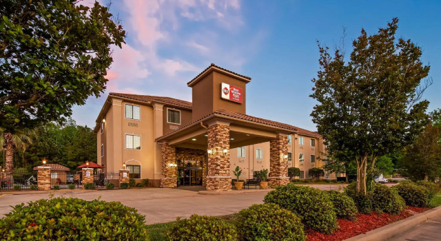 Люкс с 2 комнатами Best Western Plus Crown Colony Inn & Suites