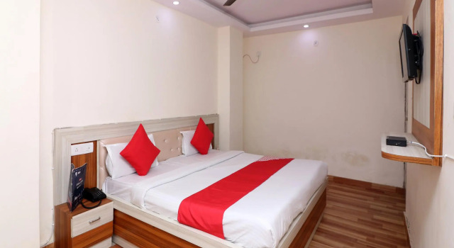 OYO 28331 Hotel Keshav-a Unit Of Ghaziabad Inn, Забронировать Отель Отели Газиабад с парковкой, Парковка