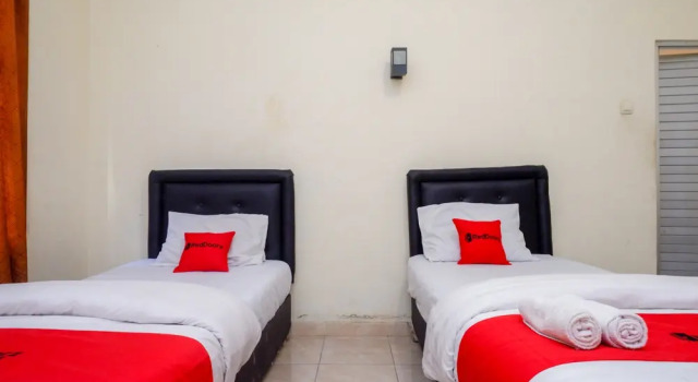 RedDoorz At Hotel Sartika Yogyakarta, Забронировать Отель Недорогие отели Нгабеин, недорого