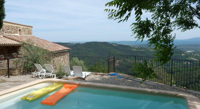 Beautiful house made of natural stone, with swimming pool and very nice view