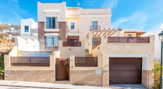 Casa Eva in Nerja With 3 Bedrooms and 3 Bathrooms, Забронировать Вилла Виллы Нерха, рядом с Tuesday Market, Вилла