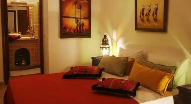 Кровать в общем номере Riad Sesame