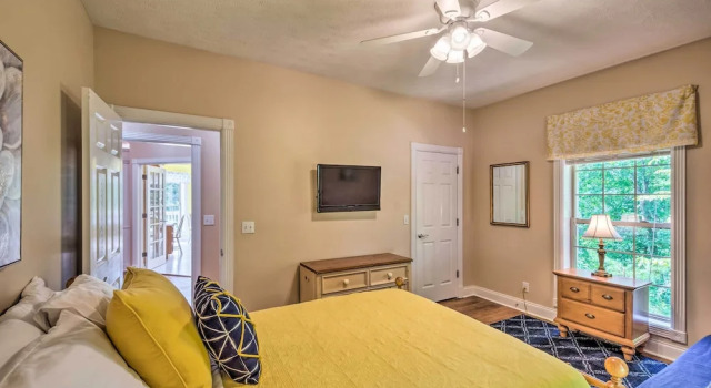 Luxe Lake Cumberland Retreat w/ Decks on 1 Acre!, Réserver Hôtel Jamestown 