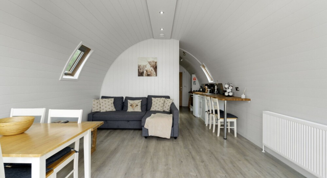Chalet in Hertford With Lakeside Hot Tub, Varaa Mökki Mökit kohteessa Merseyside, Mökki