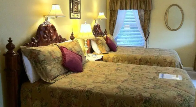 Четырёхместный номер Standard с видом на горы Brookside Mountain Mist Inn