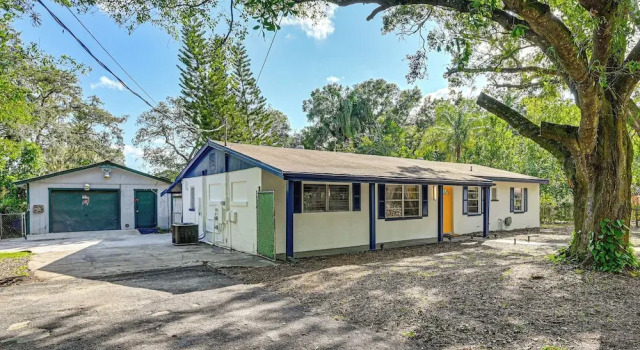 3 Mi to Usf: Chic Home w/ Yard in Tampa!, Rezerwuj Dom wakacyjny Hotele w Tampa z parkingiem, Parking