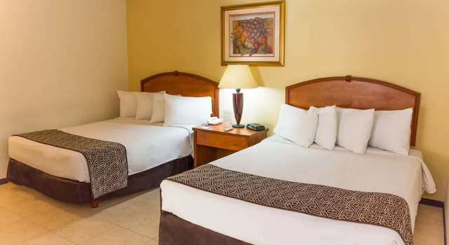 Четырёхместный номер Standard Hafersons Inn Hotel & Suites