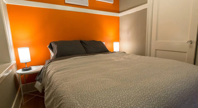 Condo in Historic Building - Long Term Stays Welcome!, Забронировать Отель Отели Сиэтла с бассейном, рядом с Небоскреб "Смит Тауэр", Бассейн