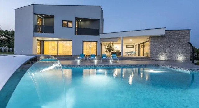 Вилла Deluxe Contemporary Villa Nada with Pool and Sauna