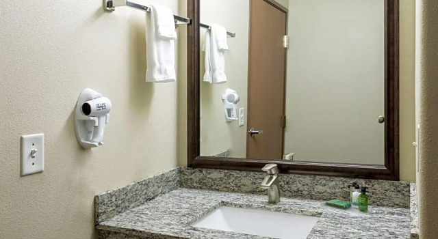Кровать в общем номере AmericInn by Wyndham Beaver Dam